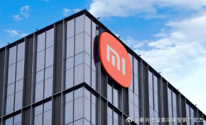 #新一代玄戒芯片已成功回片#
据供应链消息，小米新一代玄戒芯片已经完成回片，实现一次点亮成功，目前已经进入终端实装阶段，距离正式发布不远。
很多人好奇 “回片” 意味着什么：
芯片设计完成后交给晶圆厂流片，流片完成拿到实物芯片样品，这个过程就叫回片。一次点亮代表样品上电可以正常启动，是 ​
