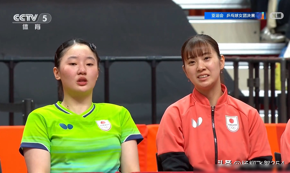 张本美和拿毛巾捂住脸，半天没抬头，日本主场瞬间安静了。
9月24日这场女团决赛，孙颖莎先收拾早田希娜，王曼昱硬扛张本美和到决胜局12比10，蒯曼直接把伊藤美诚剃了光头。
张本美和赛后哭着说，以前输了没感觉，这次居然觉得自己变强了。
早田希娜更惨，对孙颖莎已经20连败，主教练都承认那是找不到破绽