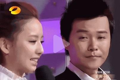 陈思诚被佟丽娅在快本公开恋情时那一脸错愕，真不是演的，因为那时候他和曹曦文分手才刚一年，根本没彻底翻篇。全场起哄让他表白，他懵了，可丫丫低头不敢看他，因为他俩私下还没确定关系，她心里清楚，如果不趁这热度把事儿做实，换个剧组保不齐就是第二个曹曦文。演员这行天天耳鬓厮磨，太容易擦枪走火，所以女方必须抓住