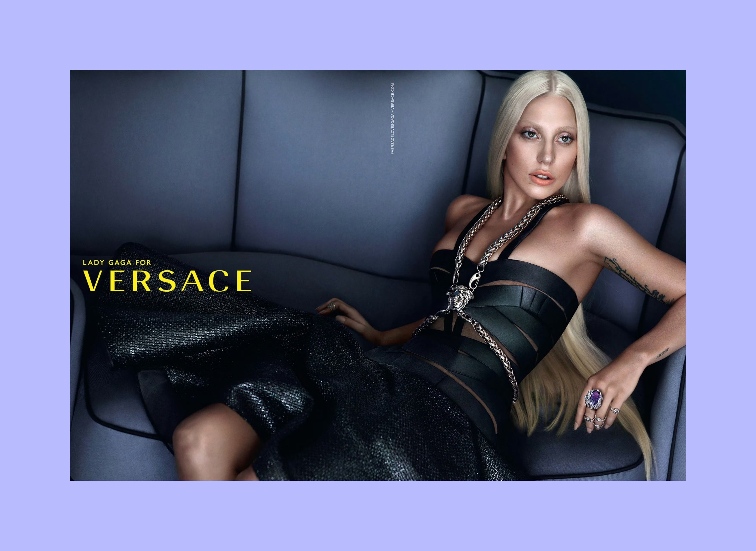 经典回顾！2013年Lady Gaga 出镜Versace 2014春夏系列全球广告大片，将范思哲的性感奢华精准演绎到位，高贵迷人的范思哲女王。甚至广告大片上还印有VersaceLovesGaga 字体，足以可见在品牌心目中的地位，如今和Donatella 友谊已经超过15年。 ​