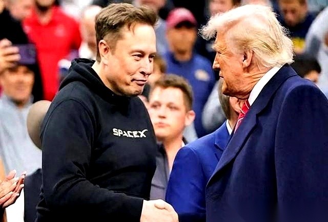马斯克一口气往大洋彼岸的选举盘子里砸了整整二十四亿，网上不少人跟着起哄：要是特朗普哪天退下来，这位全球首富能不能顺势坐进白宫？
答案干脆得很：门都没有。
美国宪法的大门上挂着一把死锁，必须是本土出生的公民才能参选。他出生在南非，光这一条，就把他当总统的路堵得严严实实。真要出了什么缺位变故，接班名单按