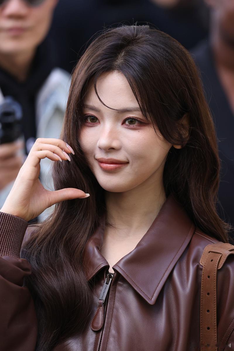 杨超越拿到的资源让人羡慕，又有一部女主剧集准备开拍，搭档的女配角是江疏影。不少人感慨这个配置反差很大，曾经凭剧集出圈的江疏影，这次要为她作配。

杨超越外形出众，但演技层面一直让人担心，表演时经常眼神呆滞或是拔高声调，情绪层次单薄。她更适合常驻综艺或是唱跳舞台，就算和彭冠英搭档合作 ​