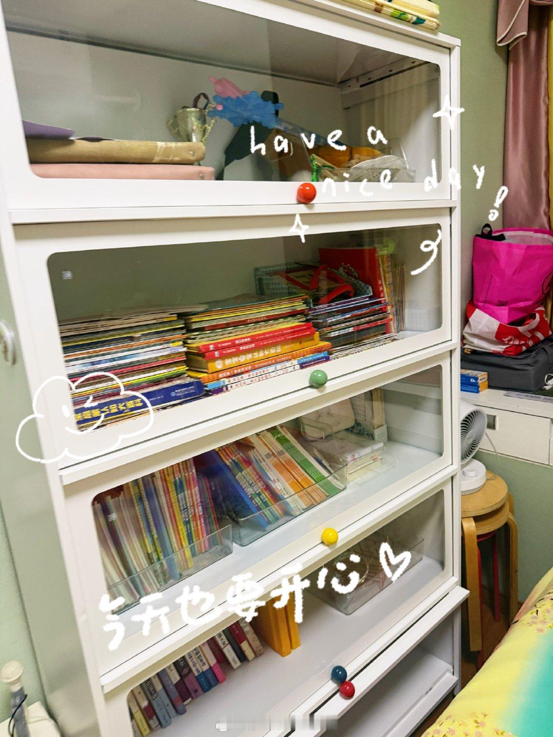 9月开学季
上班通勤路都变堵了不少
娃开学都半个多月了无痛衔接大班生活
明年的9月就要进入小学了
时光真是快啊[赢牛奶] 
这周给娃的房间装了一个书柜  
可以收纳不少东西了
七七八八的绘本都有地方放了
家里整洁不少[打call][打call] ​
