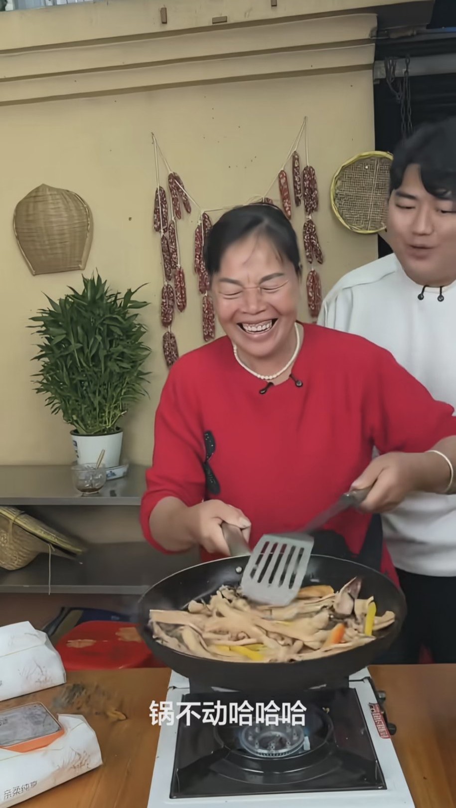 谁要是能嫁给全进华就走大运了！

看这一点细节就能看出人品如何，他妈妈在他直播时突然闯进来，也要露一手，结果颠勺死活颠不好，自己都尴尬的笑了，儿子全程没有不耐烦，也没有嫌弃的表情，而是笑嘻嘻的接过炒锅，一步一步的教妈妈怎么做，还开玩笑说道:

人家是锅动，你确是人在动，把妈妈都整笑了，如果换成其他二