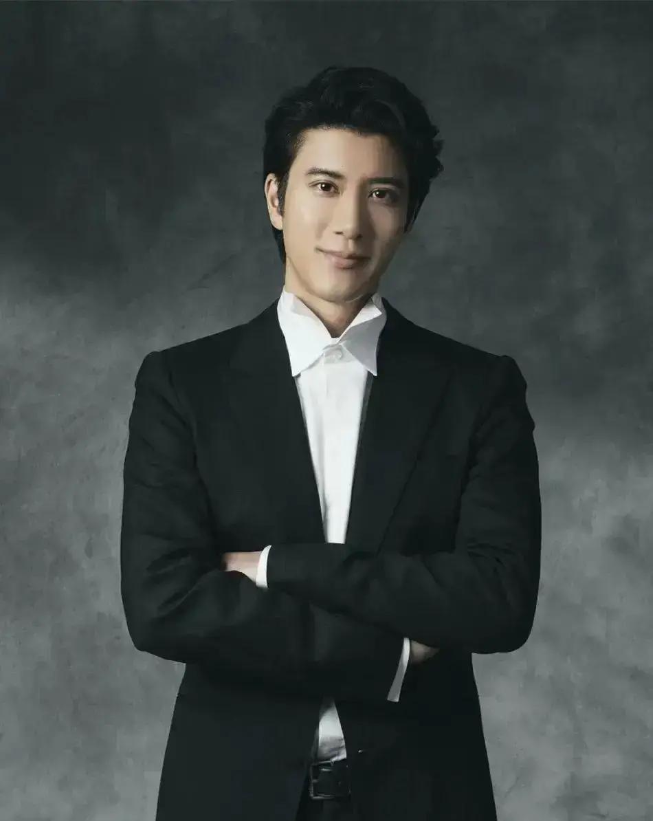 深藏不露！王力宏完整投资版图曝光，难怪塌方也不缺钱

娱乐圈最被低估的“隐形富豪”，绝对是王力宏！

他真正厉害的地方，不是某一笔赚得猛，而是把版权、巡演、课程、品牌、股权和房产分成了好几条线，台前安静一阵，钱也不至于突然断掉。

很多人只盯着明星站在舞台上的那一晚，觉得红不红就看热度，火不火就看热