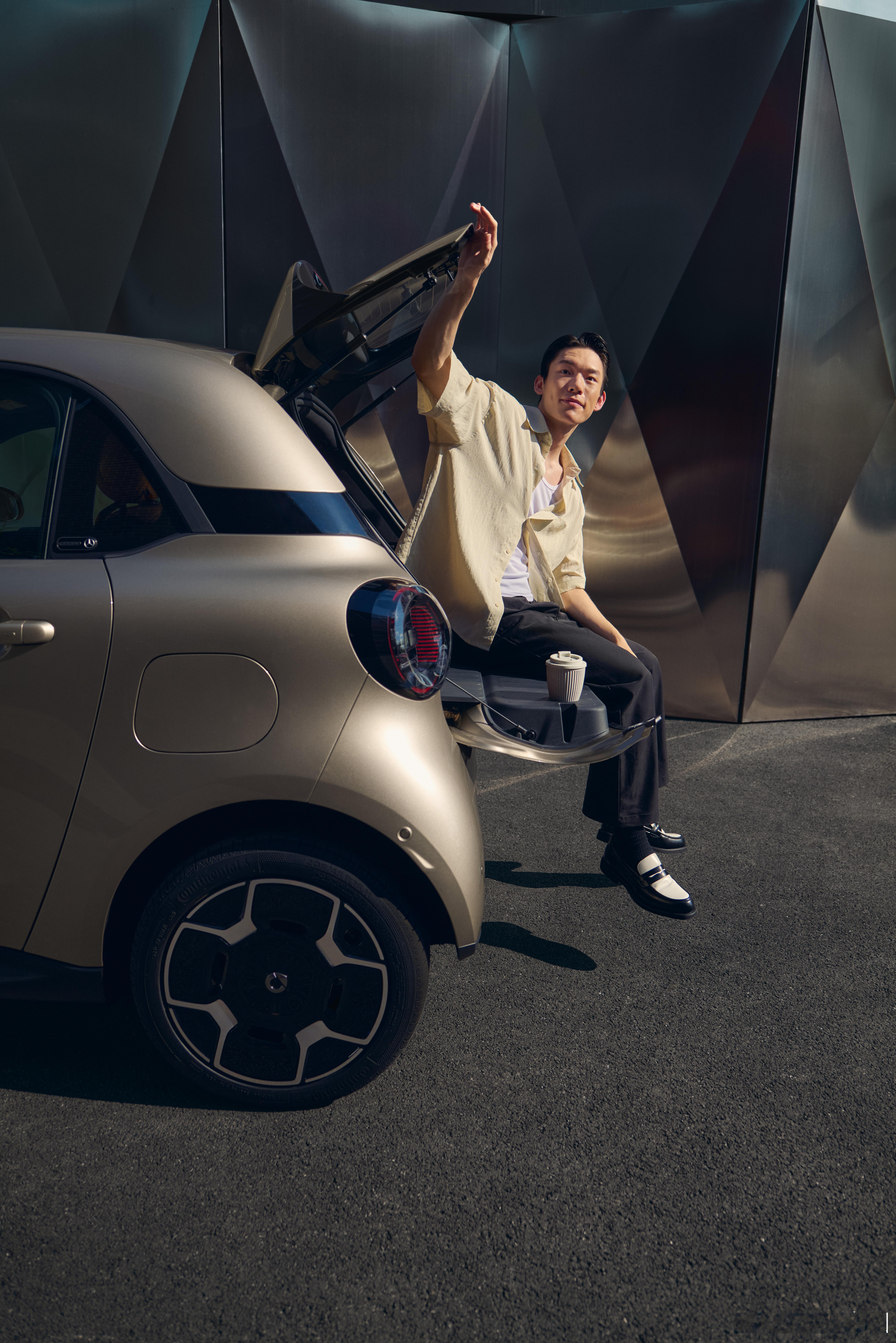 #全新smart精灵2号# 
全球唯一两座车天地尾门🚗

拿小件只开上方玻璃 🪟
装大件上下全开 📦

地门承重 120kg 💪
随时变成座椅、观景台 🪑🌄

让功能本身
成为一种 smart 式生活方式 ✨

经典两座，瞩目亮相🚗
全新smart精灵2号Premium豪华版
现已开放配置选择
即刻了解更多➡️ ​
