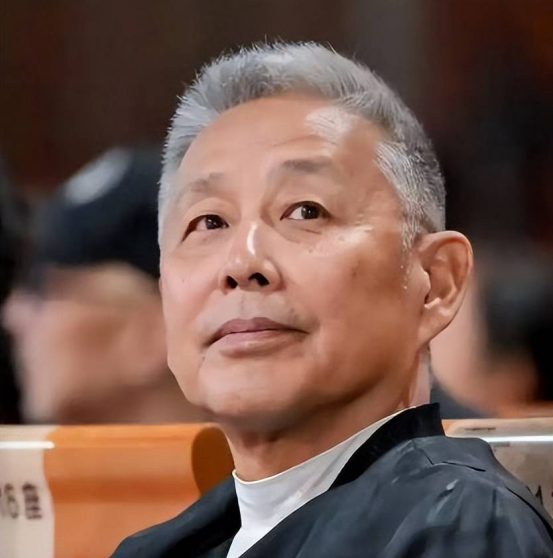 陈道明告诫女儿的一句话，堪称人间清醒：“宁可嫁一个没文化的，也别碰那种有文化的伪君子，道貌岸然的伪君子，言行一致的真流氓，外表一本正经，满肚子男盗女娼。找男人要看担当，有担当的男人，就像金子一样珍贵。家有良夫百事行，女人看夫先看德。财富、文化不是首位，担当才是第一。”

网上曾流传过一句陈道明给女儿