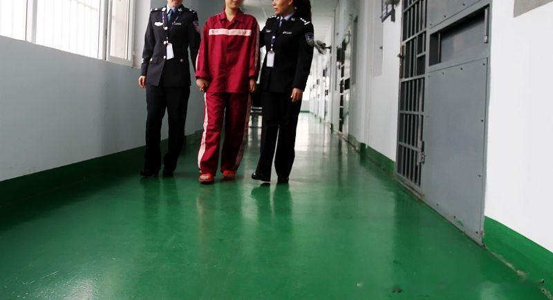 美国女死刑犯注射后未死亡已出院返监 美国这个女死刑犯的执行事件，我看完新闻半天没缓过神。
本来按流程走的注射死刑，针头插进去药都推完了，人居然没死，后续紧急送医院抢救，现在直接出院被送回监狱了。
相当于一次死刑执行直接变成了大型“行刑翻车现场”，现在等于把所有难题都抛出来了：再执行一次？相当于要让当