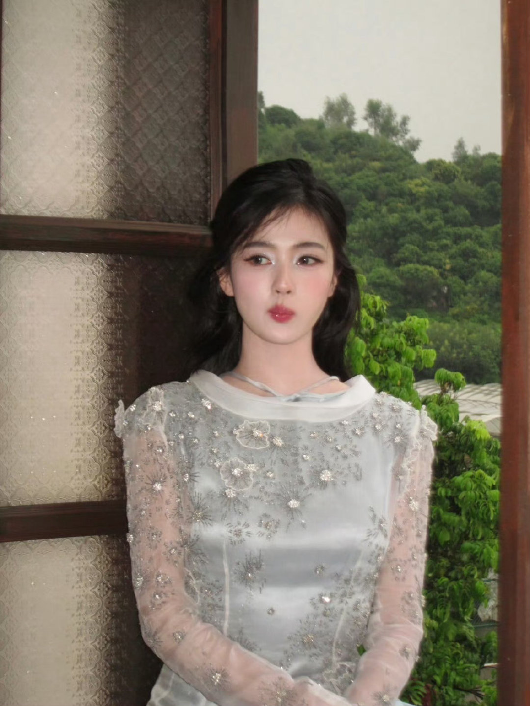 #白鹿[超话]# 🦌#白鹿偷常华森的狗呵呵掀帘子# 🦌#白鹿偷走常华森的狗# 
哈哈还是那个看见小猫小狗就走不动道的梦妍~
可是梦妍 你可还记得家中有个黏太子~[污]
​