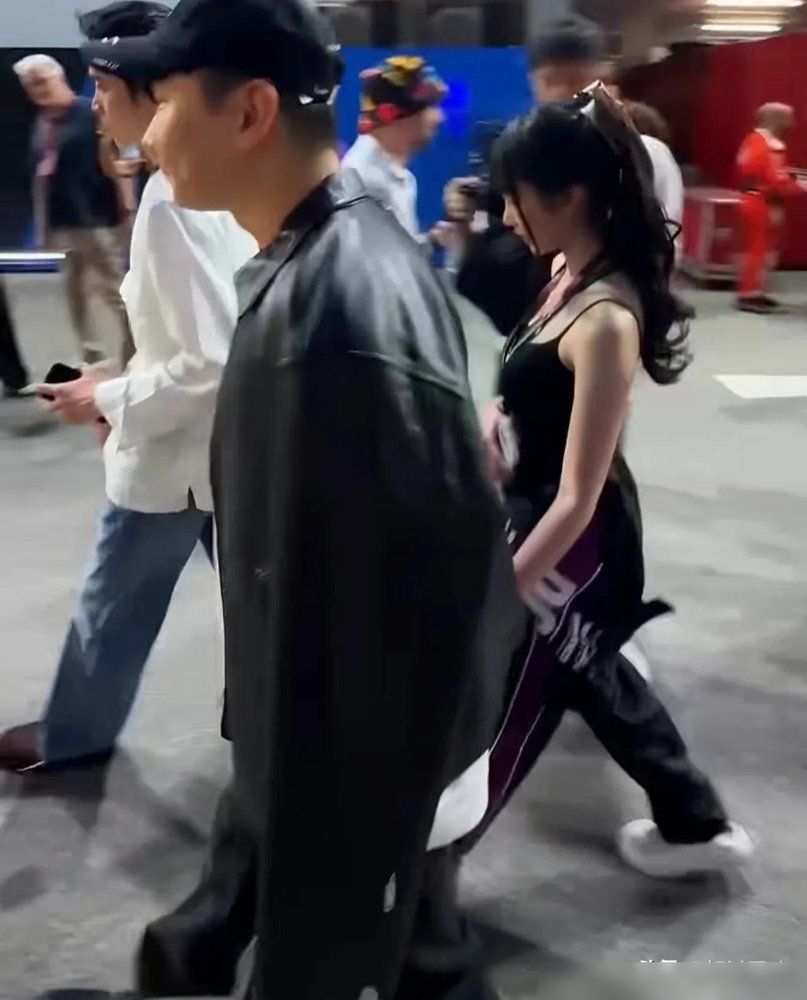林俊杰牵着小女友离场，女生全程捂脸，他低声说了句“不要害羞”。结果网友炸了，不是夸甜，是吐槽两人同框像父女。
42岁的林俊杰刚给F1唱完压轴，一个半小时金曲连唱，状态拉满。转头带女友看比赛，被路人镜头怼脸拍，女生吓得直躲，他倒是淡定，牵着人往外走。
画面传出来，焦点全歪了。有人盯着女生的体态说驼