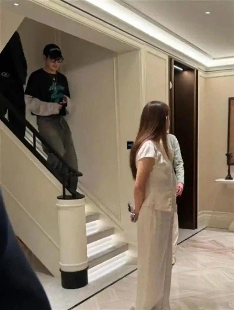 喜事将近？48岁的黄晓明上海看房，与baby昔日豪宅婚房已分割处理 ​