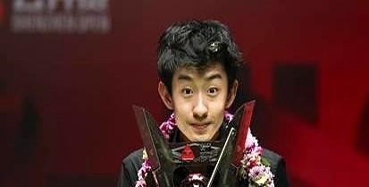 斯诺克爱尔兰公开赛的签表一出来，不少熬夜看球的老哥，心思全飘到半决赛去了。
大家伙儿都巴望着看吴宜泽碰赵心童。
这两人要是真能撞上，球风对冲起来绝对过瘾，吴宜泽这段时间手感烫得发热，眼里全是球，见谁都想啃下一块肉来。
可这出好戏要想唱成，赵心童肩上的担子一点都不轻。
别看半决赛热度炒得高，赵