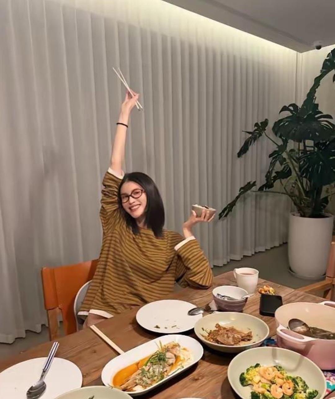 何穗晒出老公陈伟霆做的五菜一汤，甜蜜日常令人羡慕。 ​