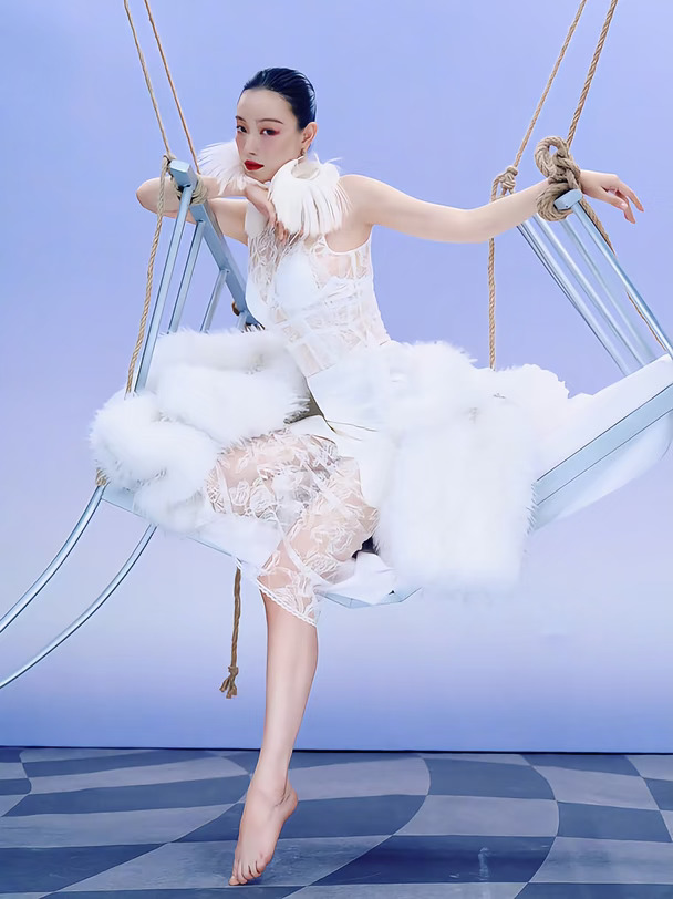 倪妮拍摄时尚大片 不同色彩多面性
