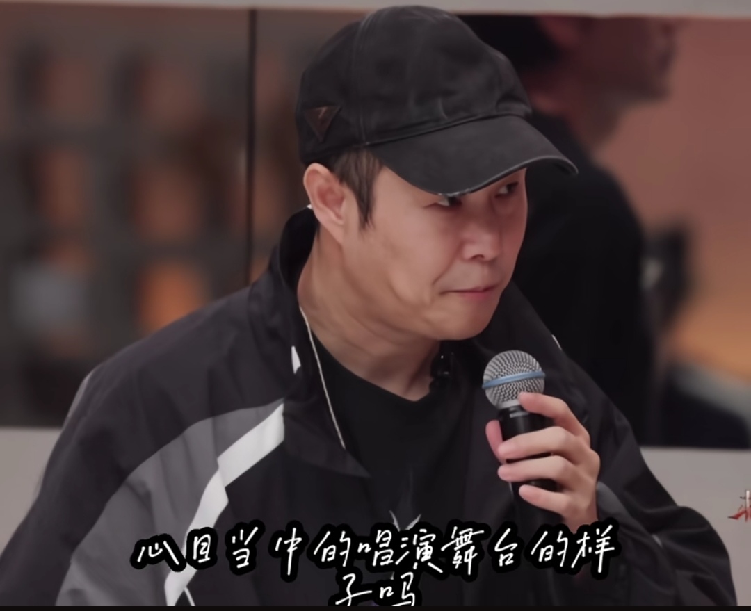 小沈阳四公小考表演倒数第一，小沈阳下一秒立马主动道歉把主持人吓坏了，主持人：“您觉得今天这个表演是你心目中的唱演舞台的样子吗？”小沈阳：“抱歉啊，因为我最近跑我们的电影，所以人的精力是有限的，绝对不能完成好几件事。”
主持人一听小沈阳这要道歉，她马上解释，她没有这个意思，小沈阳也是诚恳的给出了原因，