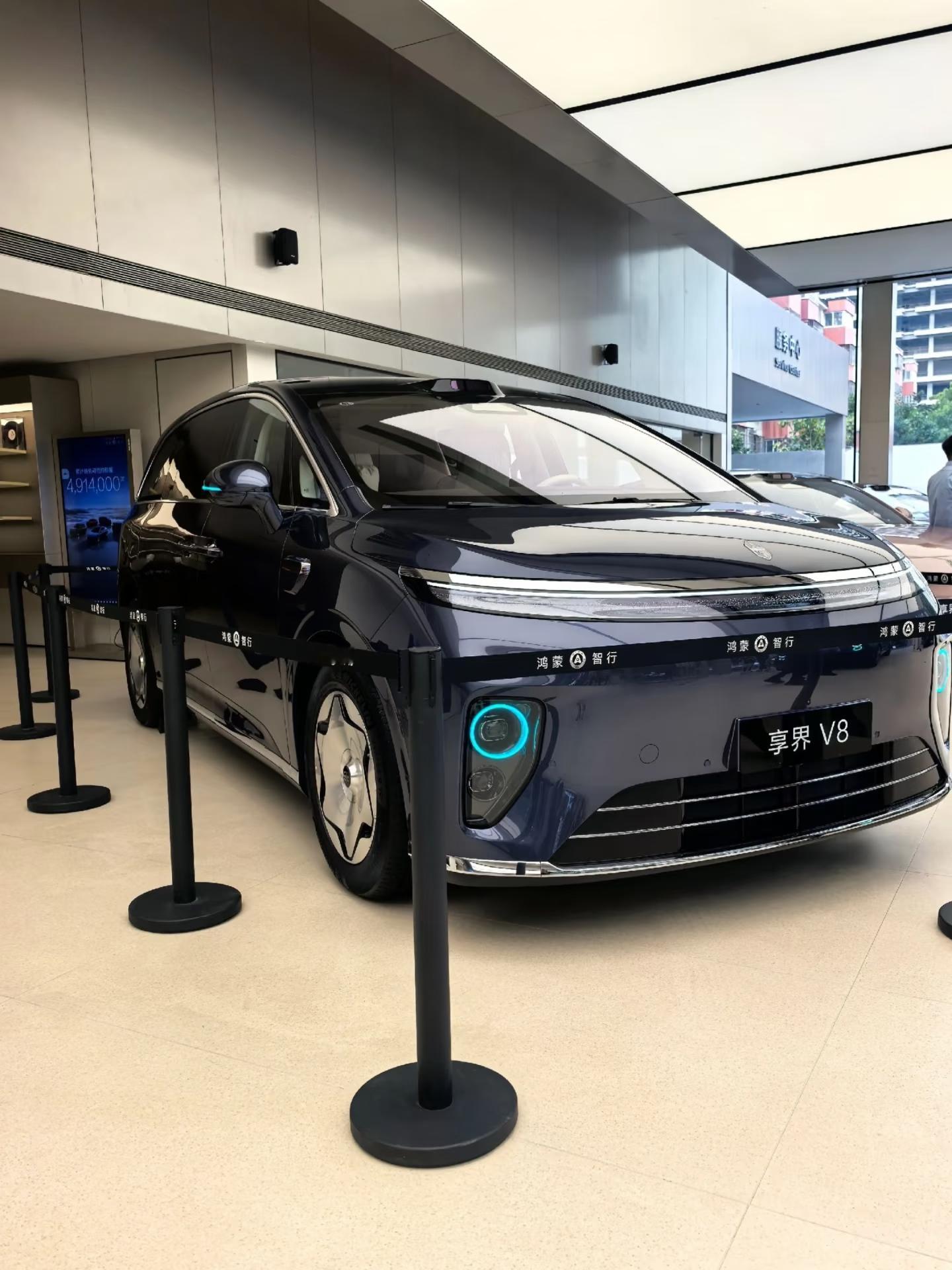 今天到店近距离看到了享界V8展车，流线型车身、寰宇星环一体贯穿大灯、星云尾灯、六芒星恒轮毂是真的太漂亮了。内饰豪
华，科技感满满。是心动的感觉！
