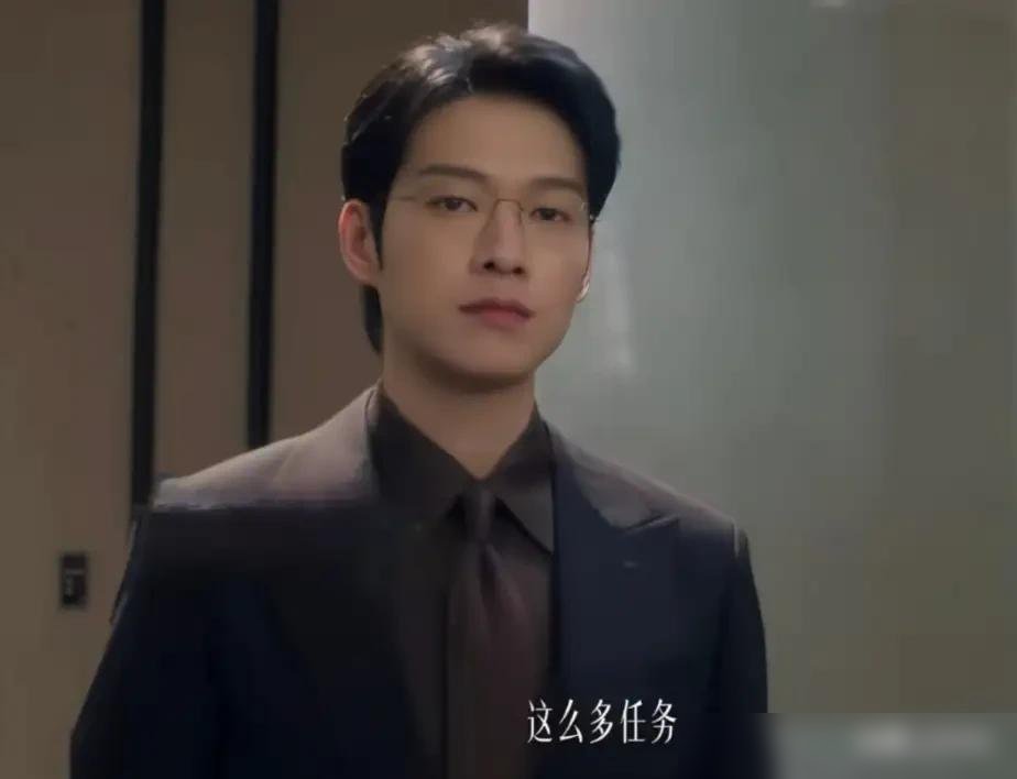 魏大勋这次真把“意难平男二”的剧本撕了。叶信之没在感情里当炮灰，转头扎进芯片项目，一干就是六年。别人失恋买醉，他失恋搞研发，最后项目成了，人也立住了。剧里那股破碎感，全变成了实验室里的狠劲。