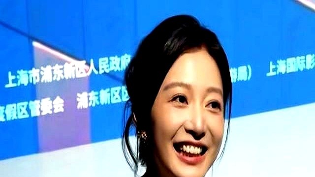 别人官宣恋情满屏粉红泡泡，冯琳官宣底下却清一色在刷：姐姐好稳。

七月入职东方卫视，八月直接挂上新节目《琳距离》制片人，九月人就站在了世界技能大赛闭幕式上。晚上九点五十四分，她还在机房里逐帧抠画面。

同样是往前走，有人踩着鼓点冲，她是一级一级踩台阶，步子一点没晃。感情公开归公开，手里攥着的业务半点