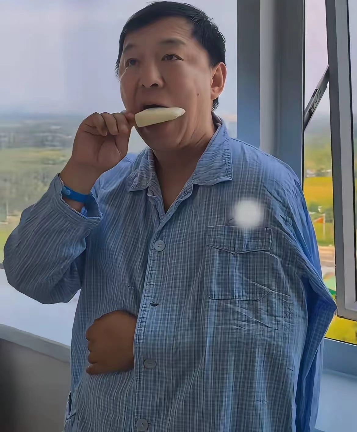 黄渤摔骨折了，在家门口，骑自行车，摔的。

黄老师一如既往的高情商，笑翻了，&34;自行车一拐弯，拐到医院来了&34;，还在走廊唱了句《多么痛的领悟》。之后他说了实话：当时一只手攥着手机，捏刹车的时候，没整明白。

梁静调侃他：&34;手机里装了啥，不舍得扔？&34;挺逗的，估计当时在刷自己“道哥”
的视频吧！

看看街上