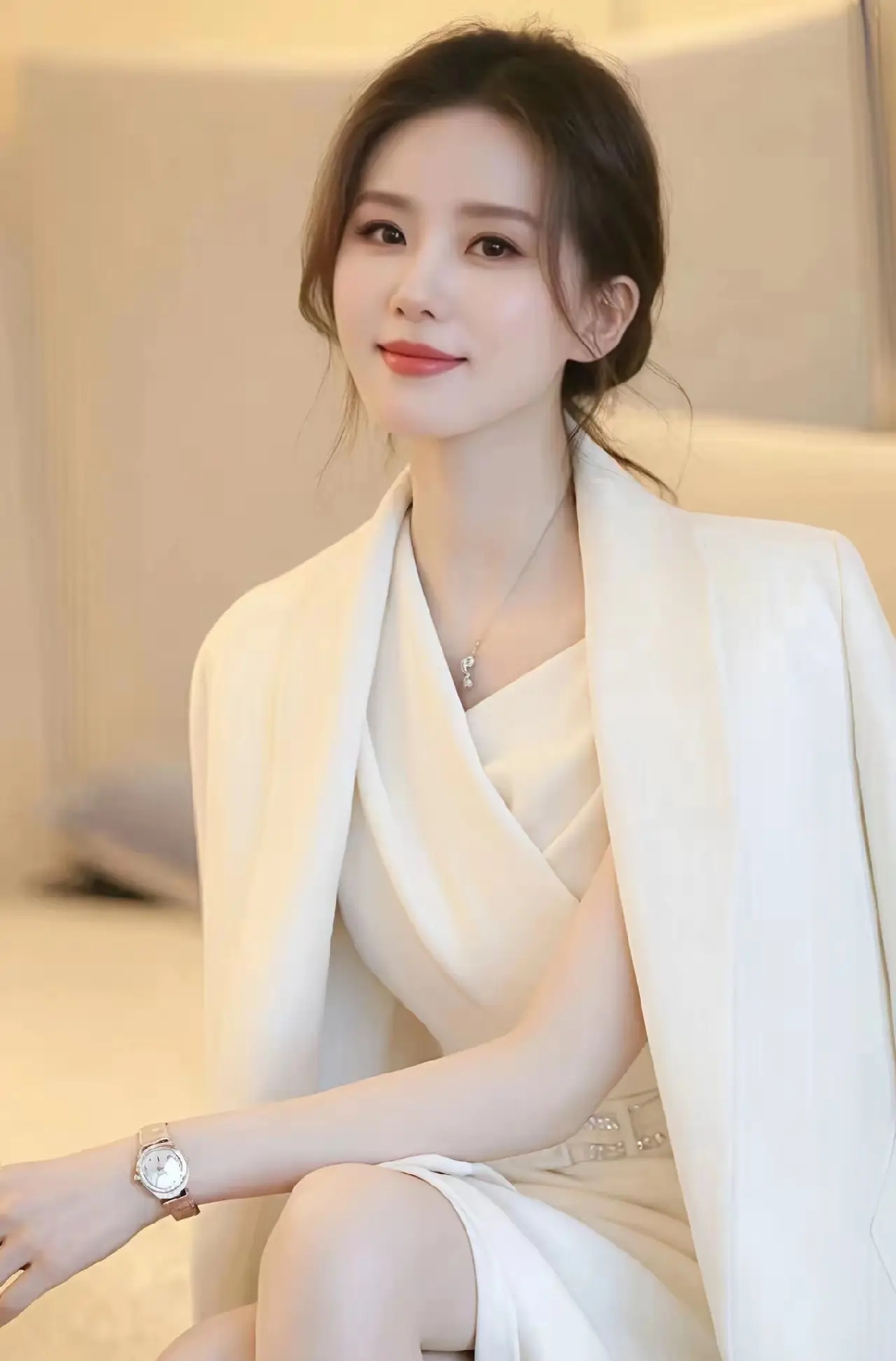 主持人问刘诗诗：“私下是怎么称呼吴奇隆的？”

刘诗诗听完，有点不好意思地笑了，想了想才开口：“其实没什么固定的，看心情，也看场合。”

被追问得紧了，她才松口提了一个：“猴子。”这个词是她在节目连线里亲口说的，当时节目组问吴奇隆的昵称，她脱口而出“猴子”，还补了一句，“他就是猴子，也逃不出我的五指