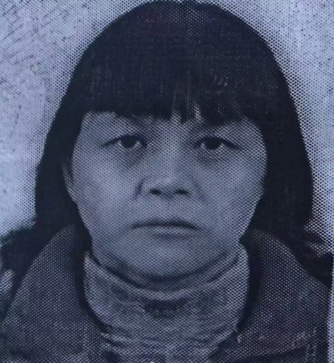 "梅姨"（谢家梅）2010年拍摄的证件照近日被澎湃新闻通过多个信源交叉印证曝光，这是其落网后首张真实影像流出。  一、证件照曝光核心信息- 拍摄时间：经澎湃新闻记者多信源交叉印证，确认该证件照拍摄于2