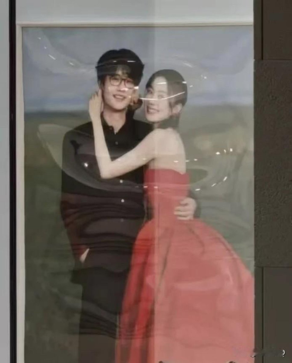 许嵩和冯禧的婚纱照真的不像这个时代年轻人拍出来的，总有一种早年婚纱店的错觉，姿势也很古早。 ​
