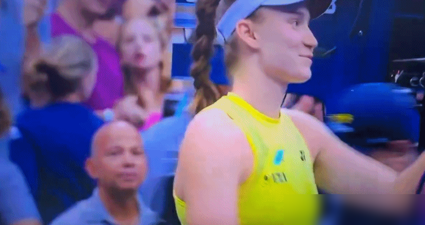 把萨巴伦卡气到摔拍子的莱巴金娜，又给郑钦文上了一课。
美网1/4决赛，郑钦文6-3先赢，第二盘1-6被碾压。决胜盘4-4后，她救回三个破发点，第四个却用双误送掉关键局，1-2被逆转。这赛季多哈、马德里、纽约，莱巴金娜三次翻盘郑钦文，两人交手6次，郑钦文1胜5负，唯一赢球还停在2024年终。
莱巴