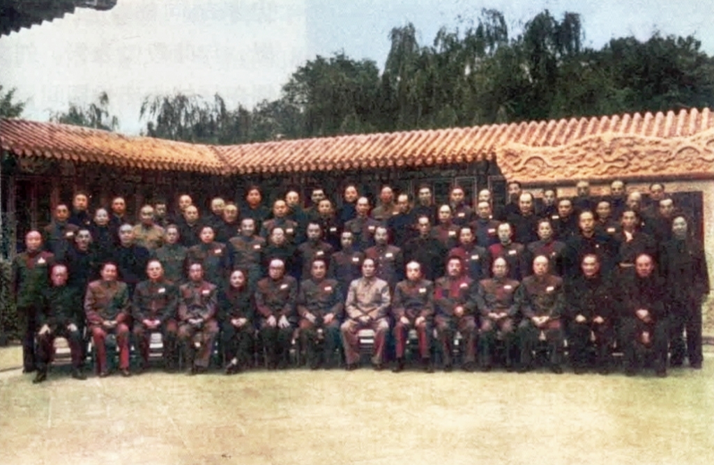 这是“西康王”刘文辉起义后和毛主席第一次合影。1954年10月18日，国防委员会