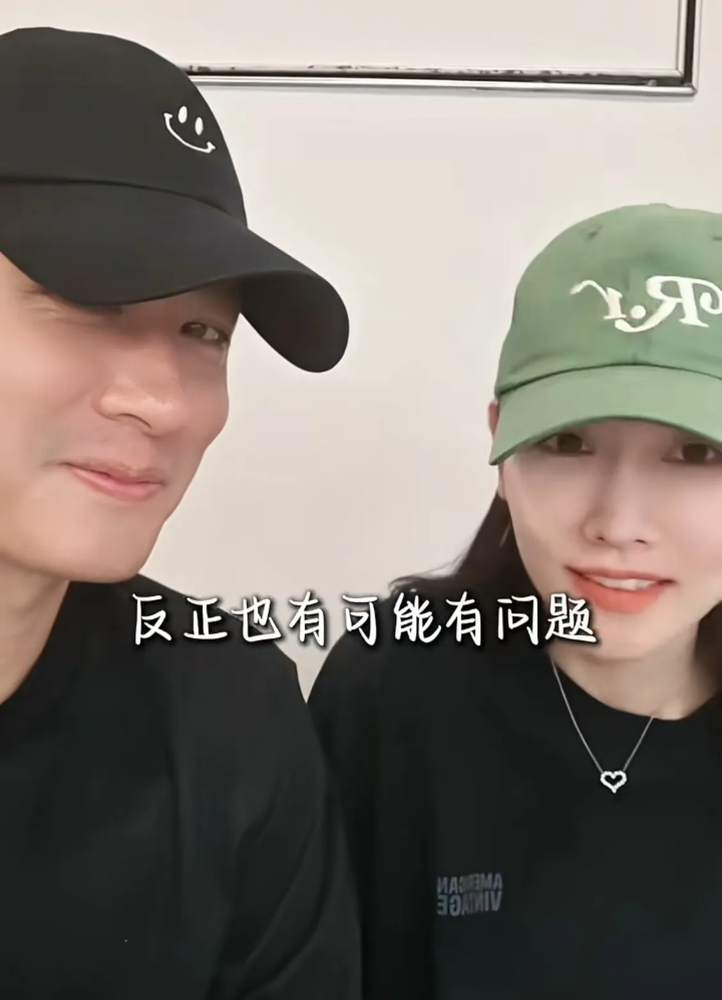 46岁任重陪41岁孙骁骁做四维，vlog里俩人聊胎动像聊天气，孙骁骁笑着说像在看娱乐电影。
这哪是产检，这是炫富。炫的不是包，是松弛感。
当初没人看好这对，现在打脸最狠。任重把家安在重庆，就为挨着岳父母，还给自己立了条死规矩，拍戏离家超不过三天。七位数片约说推就推，转头在菜市场被人偶遇带孩子买小