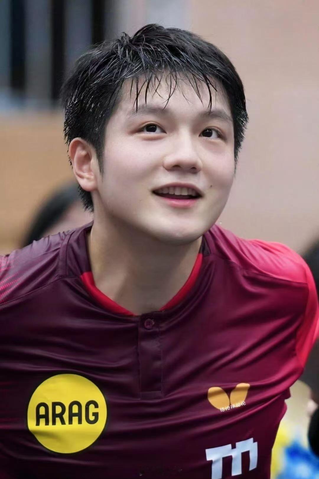 #樊振东回应未来目标##樊振东说这就是我的目标#
波尔在宣传片中提问樊振东，多年之后告别赛场，希望被大家怎样铭记。樊振东真诚诉说心愿，希望球迷认可他的为人与球技，向着俱乐部更多冠军发起冲击。#樊振东说冠军写进履历做人留在人心里# ​