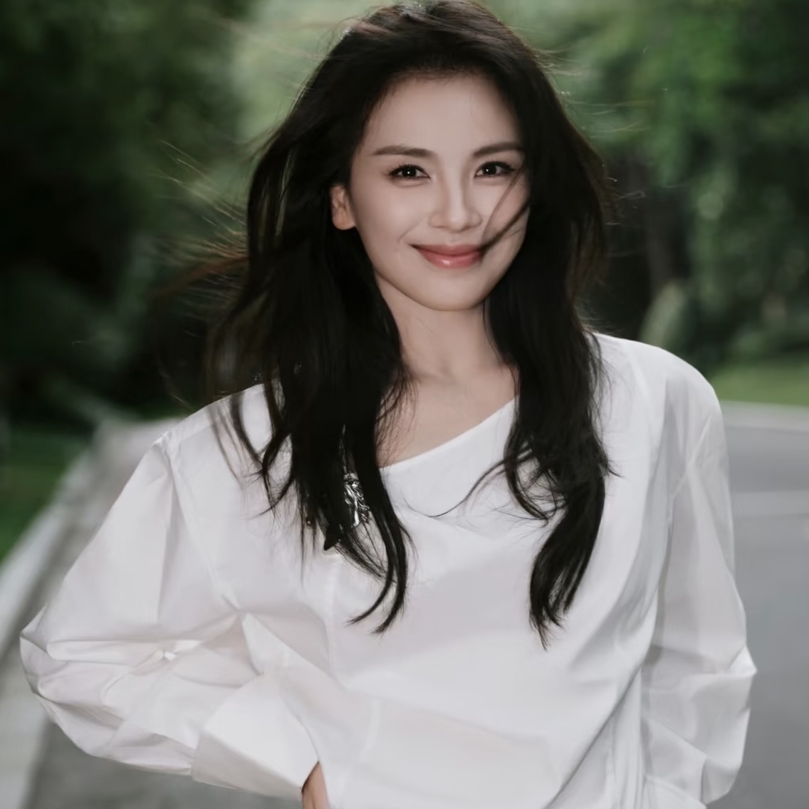 刘涛早年采访言论引热议这段婚姻观放到现在看太有争议
 
刘涛当年嫁给王珂，一段采访里的发言，时隔多年再回看，依旧让不少网友感到唏嘘。她坦言，无论丈夫发生任何状况，自己都不会选择离婚，哪怕对方在外有别的人，也会坚持一起走下去。
 
当年这段采访曝光，很多人被她患难与共的义气打动。毕竟婚后不久王珂生意