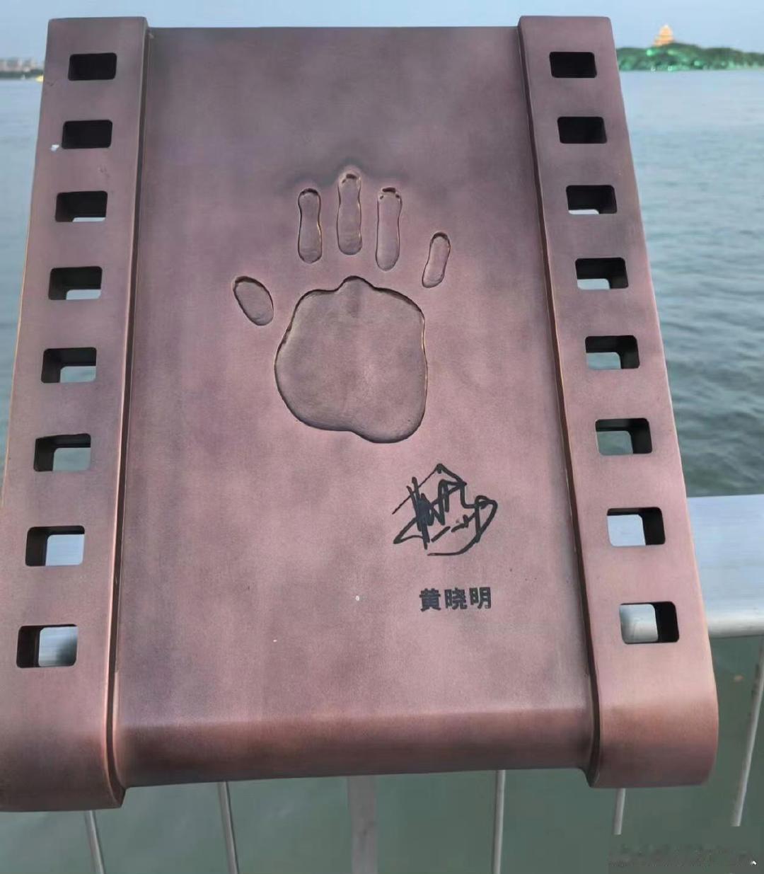 对不起，黄晓明，不该笑你。。但段奕宏的手是真好看😂[允悲] ​