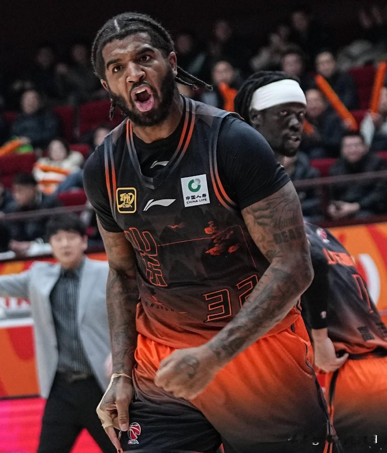 山东男篮本赛季得分榜前五全是外援，本土火力严重不足，而且外援也缺乏硬解...