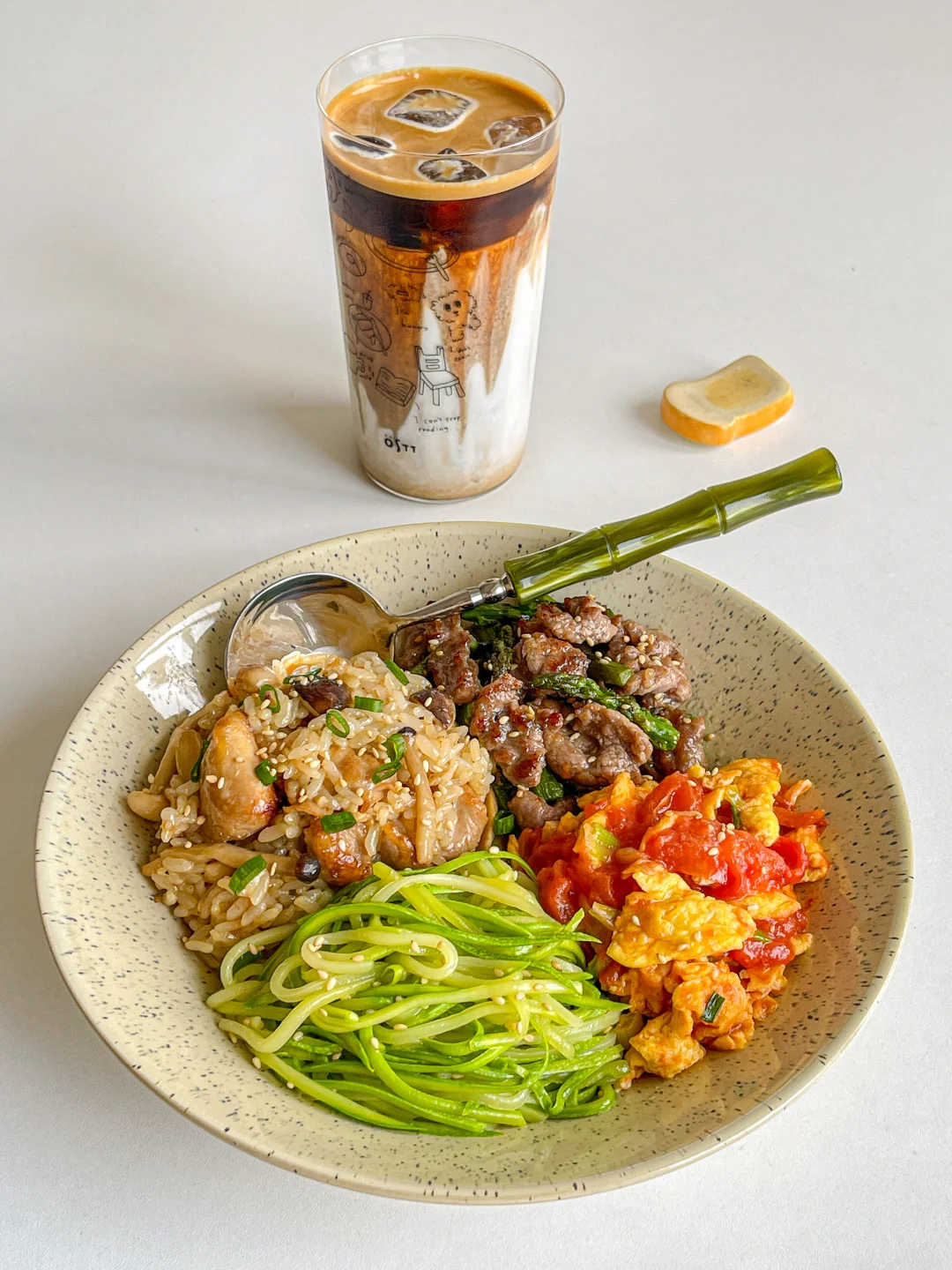 干净一人食🥣菌菇鸡腿焖饭芦笋炒牛肉🍃拿铁