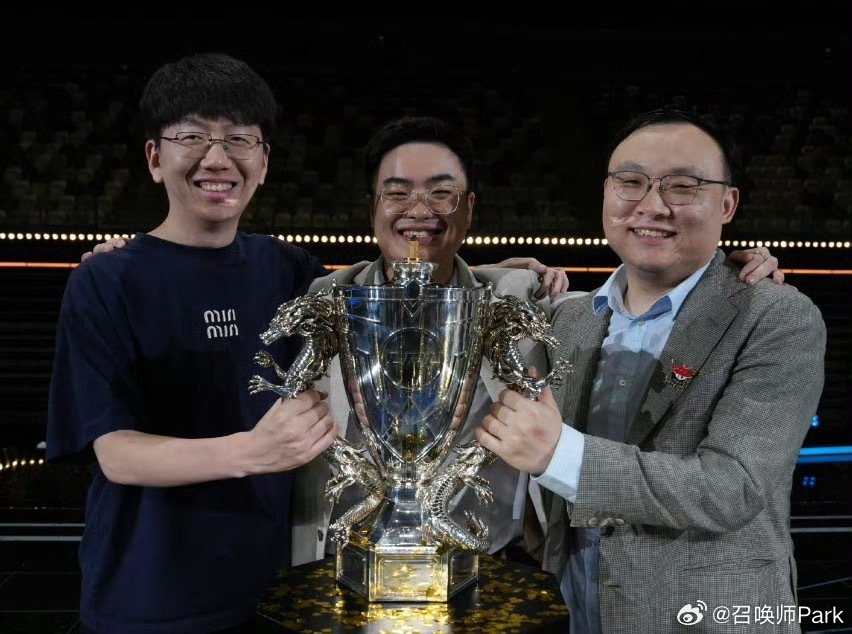 聊完TES，再来说说AL，没想到吧，AL教练也被拒签了[允悲]井盖去不了S16，所以爱笑的“南威北盖”bigwei+井盖就剩Bigwei了，不过马老师也能帮忙[收到]

#曝AL教练被拒签##曝TES邀请JDG教练支援##Zuian现身tes出征照# ​