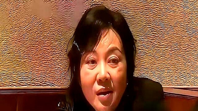 闫妮新片排片只有1.4%，预售票房却硬扛过两千万。

前阵子她坐路边啃烤肉的照片曝光，满脸褶子不施粉黛，被网友嘲“怎么老成这样”。转头人家就带着叶童、倪虹洁杀回银幕。

买票的过半是40岁以上的人。这回不演苦情催泪亲妈，就看眼角挂着鱼尾纹的女人大声说出自己想要什么。

盯着几根皱纹嘲笑的人还没醒，人