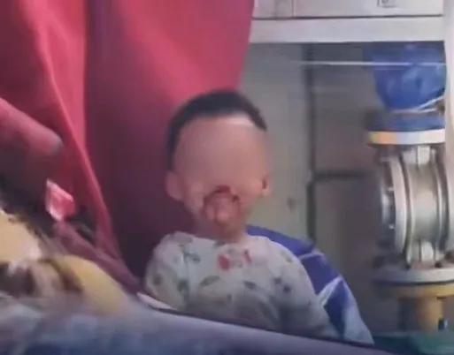 一条幼小的生命，被一顶雨棚稳稳接住，这场惊心动魄的意外，让无数网友捏了一把冷汗。
事情发生在10月1日的贵州贵阳。一名年仅3岁的小男孩，竟从10楼的高处坠落，千钧一发之际，楼下水果店搭设的雨棚成了“救命恩人”，孩子落上去后被稳稳托住，捡回了一条命。消息传开后，大家既后怕又庆幸：真是老天爷开眼，不幸中
