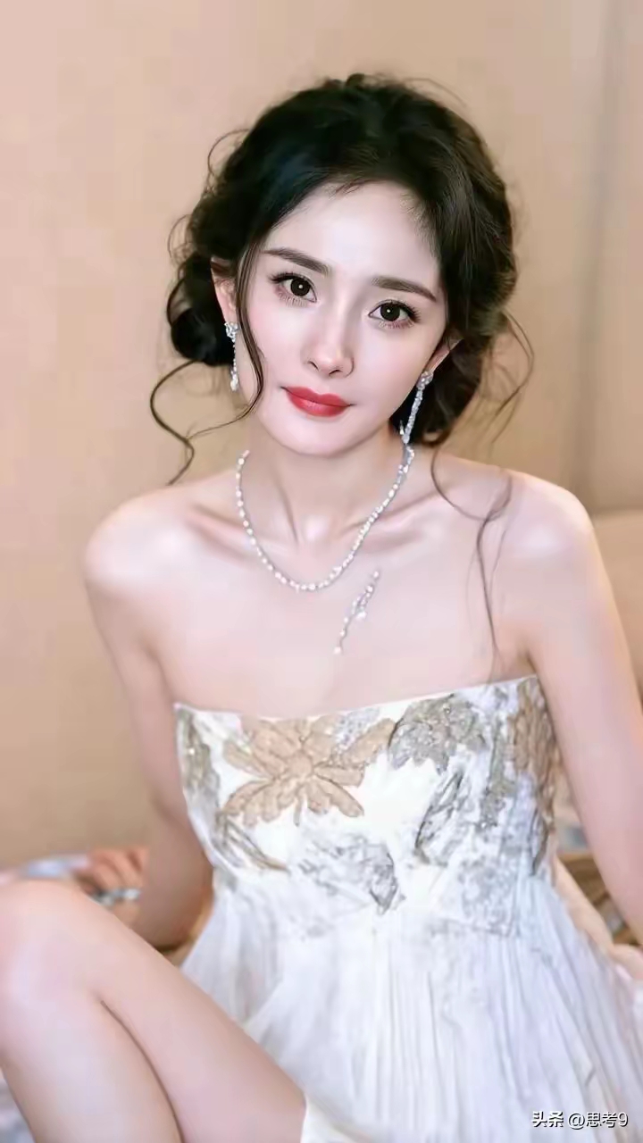 杨幂这颜值，简直逆天了，说她容颜不改一点都不为过！每次看到她的美图，都忍不住收藏。就拿她出席活动的造型来说，那身红色礼服，大波浪卷发，精致的妆容，整个人美得像从画里走出来的一样。还有她古装扮相，灵动的眼神，飘逸的服饰，仿佛就是仙女下凡。不管是时尚大片还是生活抓拍，杨幂都能轻松驾