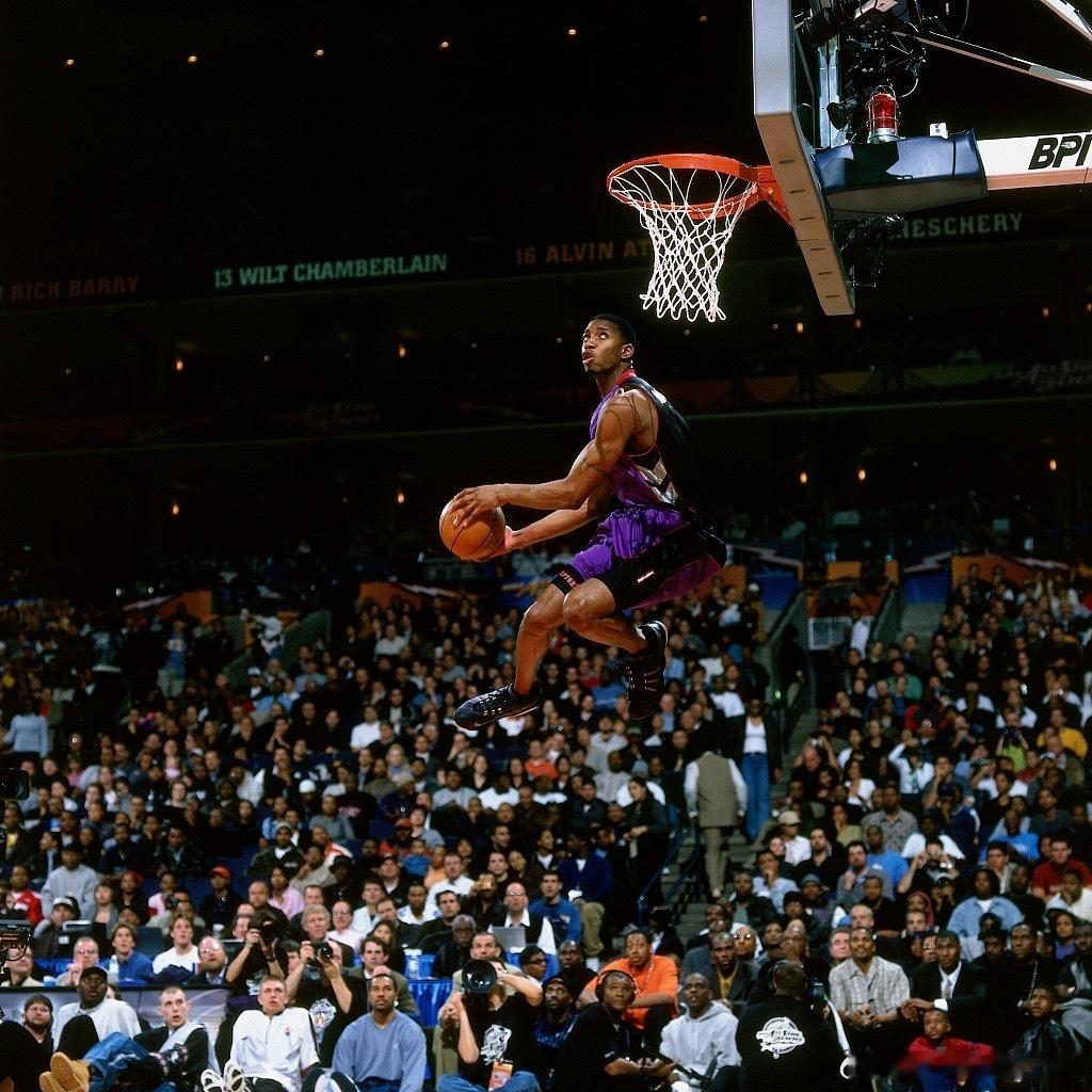 #麦迪##NBA退役##历史上的今天##名人堂##青春#
谁的青春？13年前的今天：麦迪正式宣布从NBA退役

13年前的今天（2013年8月26日），34岁的麦迪正式宣布从NBA退役。16年职业生涯效力猛龙、魔术、火箭、尼克斯、活塞、老鹰、马刺，荣誉包括：2次得分王、7次全明星、2次一阵、3次二阵、2次三阵、2001年进步 ​