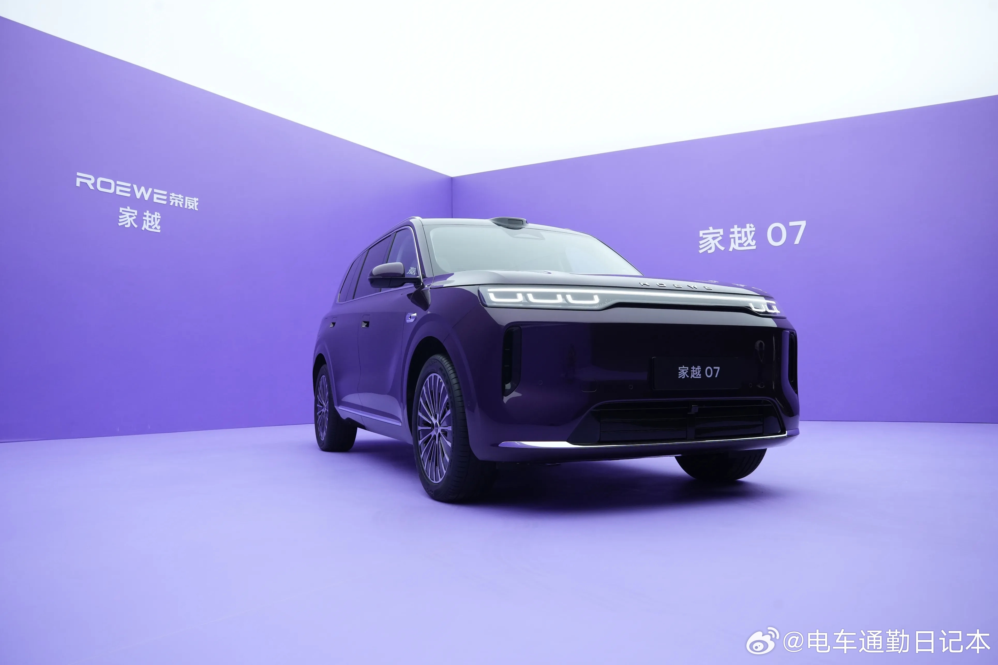 支付宝把AI短剧塞进电梯屏，等电梯那十几秒变成了迷你追剧场，短剧演员曾辉和李柯都下场喊话求合作。这一波比硬广聪明，AI用对场景，真能玩出花。
今天刷到荣威家越07的图，第一反应是这车思路跟那事儿有点像，都是把大家觉得早就定型的东西，用AI重新做了一遍。电梯是碎片时间的场景，车是移动空间的 ​