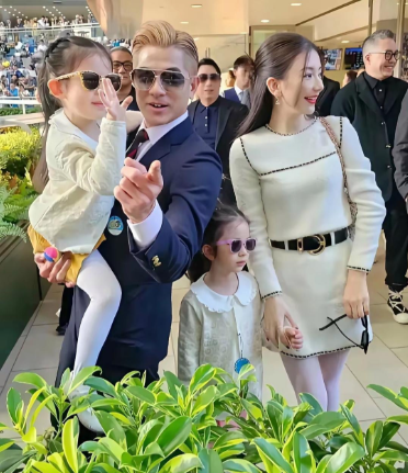 60岁怕赶不上女儿长大，
郭富城演唱会哽咽：天王也有软肋，
广州演唱会他坦言：小女儿才10个月，等她上学我66，毕业我78。人前是永不服老的舞王，人后是怕错过孩子成长的普通爸爸。

郭富城的老婆是方媛，1987年出生的，2026年现在39岁。郭富城和方媛一共有三个女儿，广州演唱会上他说10个月的小女