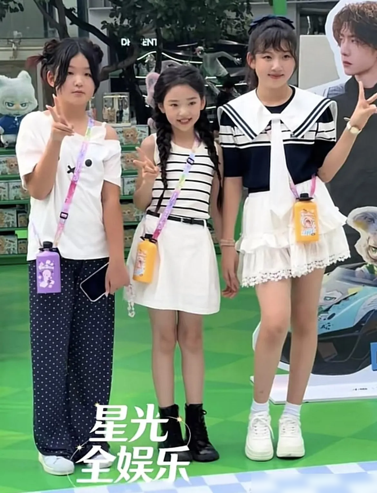 杜华亲口说董璇女儿是天降紫微星，这话搁娱乐圈等于直接盖章。
小酒窝十岁生日，杜华带叮当到场，镜头扫过去，孩子不躲不闪，眼睛亮得跟排练过似的。网友扒出俩人逛街、上舞蹈课的同框，结论出奇一致：艺人女儿像艺人，老板女儿像老板。
叮当稳，小酒窝灵。一个背后是资本，一个天生吃这碗饭。
可杜华没把资源砸给