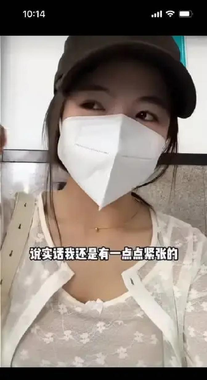 曾经被崔家宠成亲闺女的李勒优，如今一个人在医院排队、挂号、取药，身边连个递热水的人都没有。
很多人看到这个画面，第一反应就是：那段靠节目维持了十几年的神仙缘分，到底还是散了？
当年《变形计》里那个从大山里走出来的瘦小姑娘，被晋妈带回城市悉心照顾，崔晋也一口一个妹妹叫着。在大部分观众眼里，他们早就
