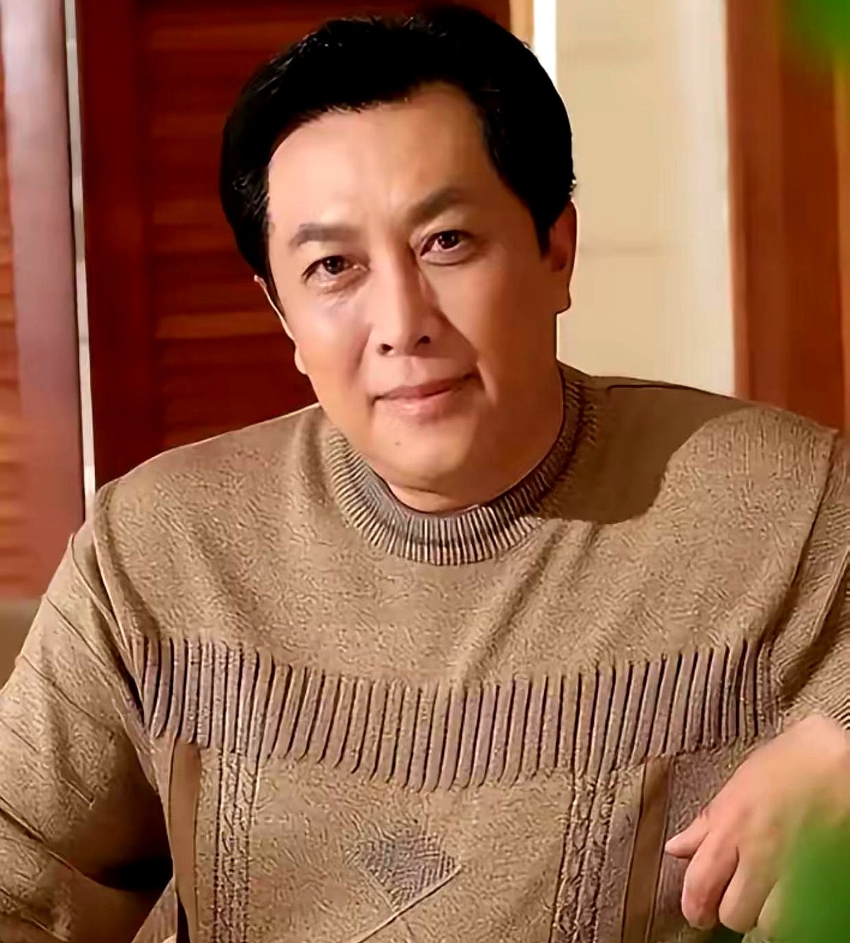 前脚刚在节目里批短剧博眼球、不合情理，后脚73岁的唐国强就现身横店，成了竖屏短剧男主角，开机现场还即兴作了首诗。

不止他，刘晓庆、巩汉林、潘长江这些熟脸全扎堆去拍短剧了。

网友直接吵炸了锅。一拨人吐槽吃相难看，为了挣钱什么戏都接，纯属晚节不保。另一拨人反驳，时代变了，演员靠演戏吃饭分什么高低贵贱
