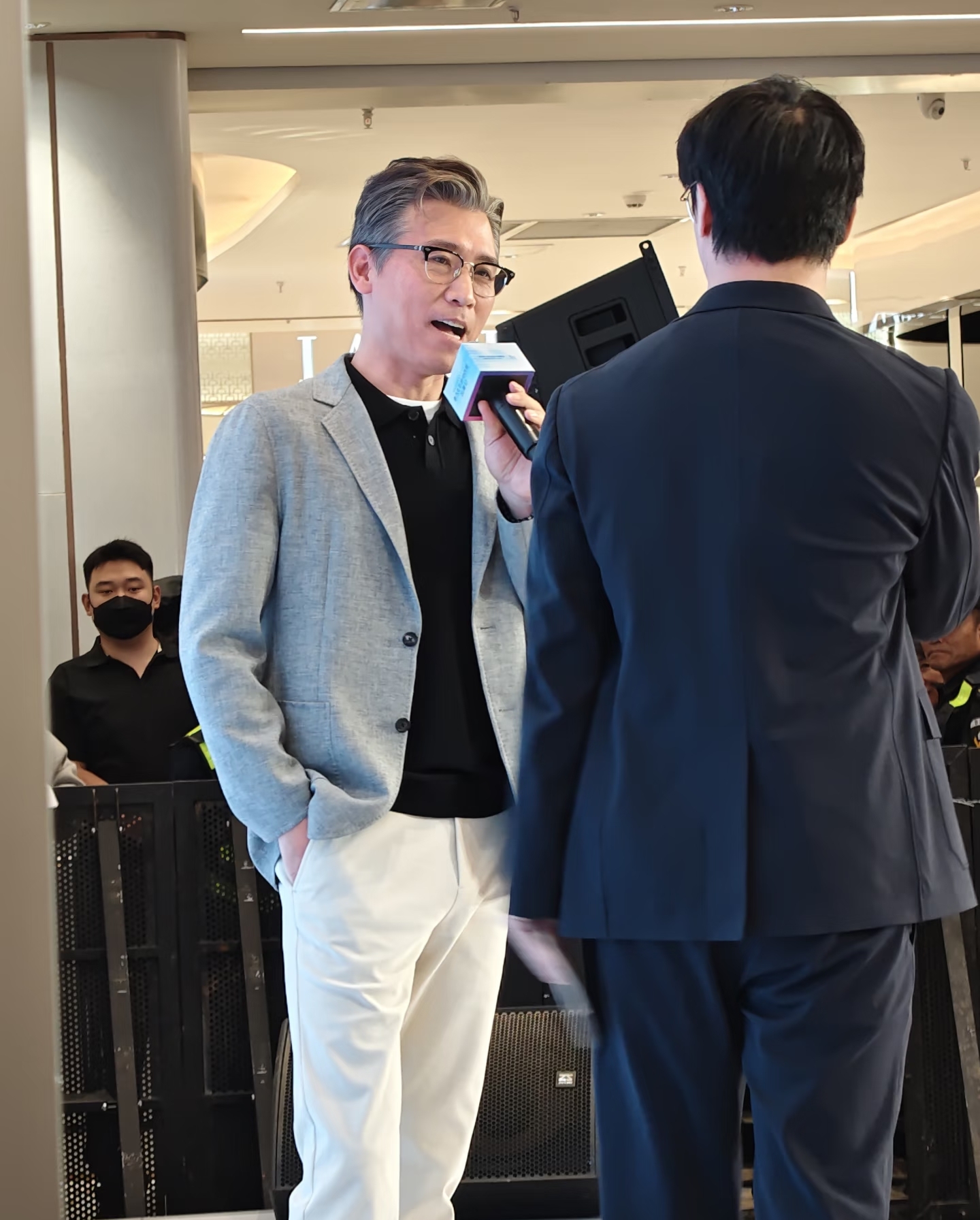 李乃文现身兰州出席活动，他真人气质还是挺好的！很斯文儒雅，不愧是新晋叔圈天菜，有的时候，在娱乐圈里，并不是越年轻越受欢迎，很多大叔型的演员，也非常有魅力，其实他应该算是大器晚成，早年间也演过很多电视剧，脸很熟，但就是叫不出名字，他是这几年才逐渐出圈，他最近和胡军参加了一档综艺，还蛮有意思的，他身上有