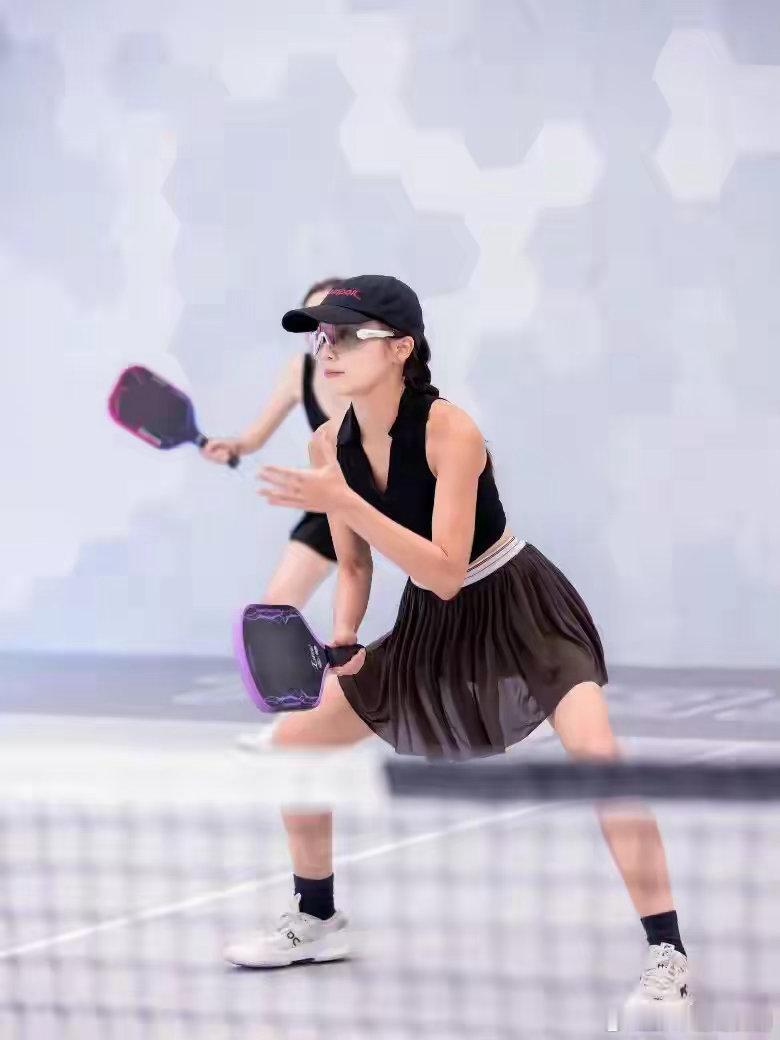 刘恺威于2026年10月20日被港媒曝光新恋情后火速大方认爱，女方是32岁的香港模特黎纪君，两人相差20岁。互动细节：10月16日，两人在九龙湾打完匹克球后被拍到全程十指紧扣逛街，刘恺威贴心帮女友背包