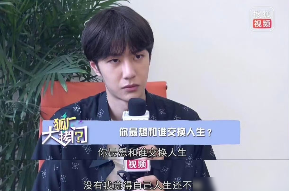 程耳说王一博在片场安静得像换了个人，可一喊开始，他就能连拍几十条不喊停。
《冰雨火》那场六分钟长镜头，他一气呵成，演完导演喊卡他都收不住。黄渤拍《热烈》也看傻了，高难度街舞动作全自己上，膝盖伤了不吭声，练到闭关。
圈里人对他的评价就四个字：只认真东西。聊摩托车、赛车、表演，话匣子打开；客套寒暄，