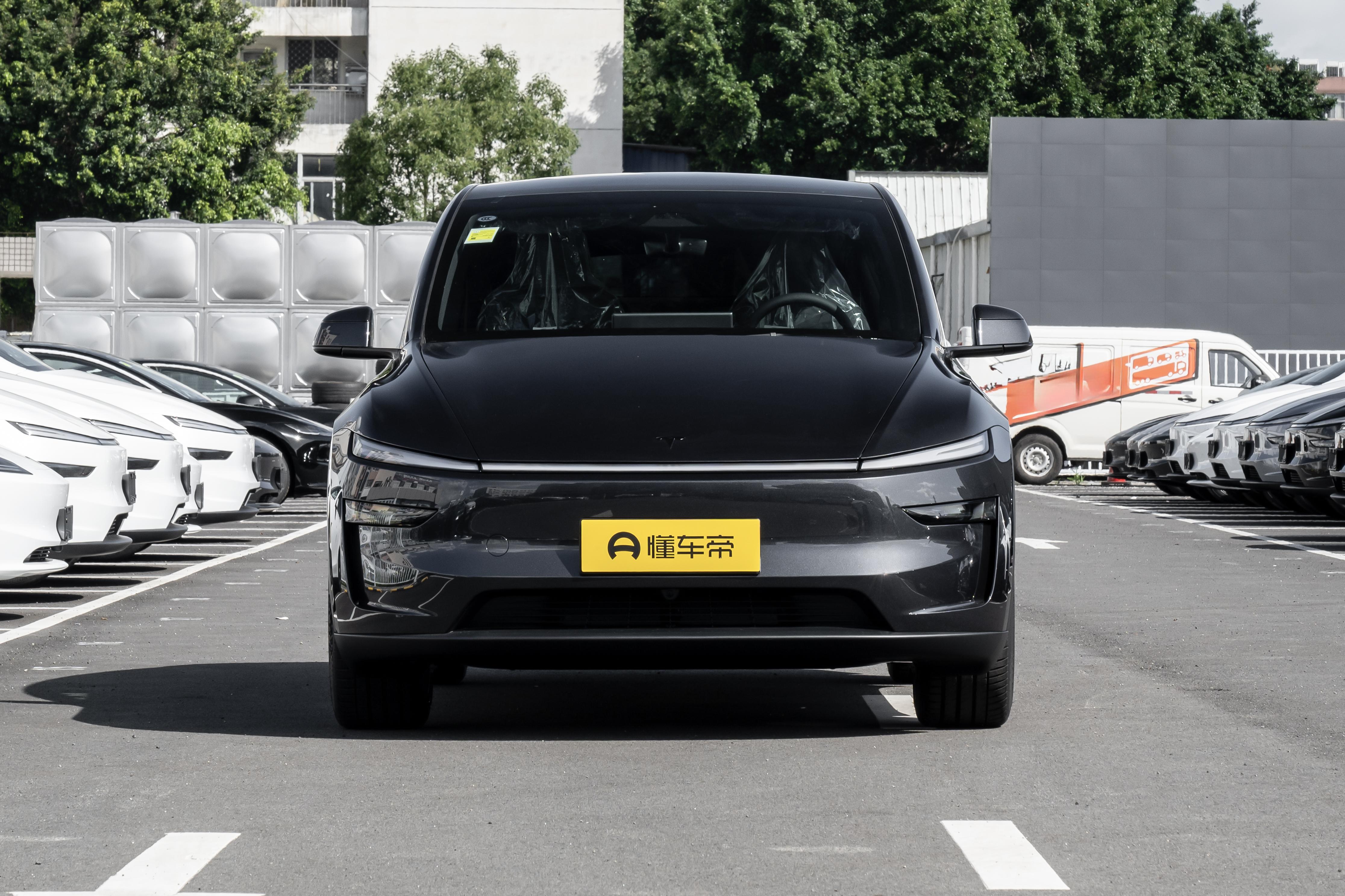 特斯拉Model Y
焕新后的Model Y多了些精致感，贯穿式尾灯让车尾不再单调，车厢里也终于有了氛围灯，冰冷感缓解了一些。开起来还是熟悉的特斯拉味道，动力响应直接，转向精准，单踏板模式熟悉之后挺顺手。底盘比老款柔和了一点，但整体依旧偏硬，过减速带时颠簸感明显。隔音有进步，却谈不上安静，高速上的风