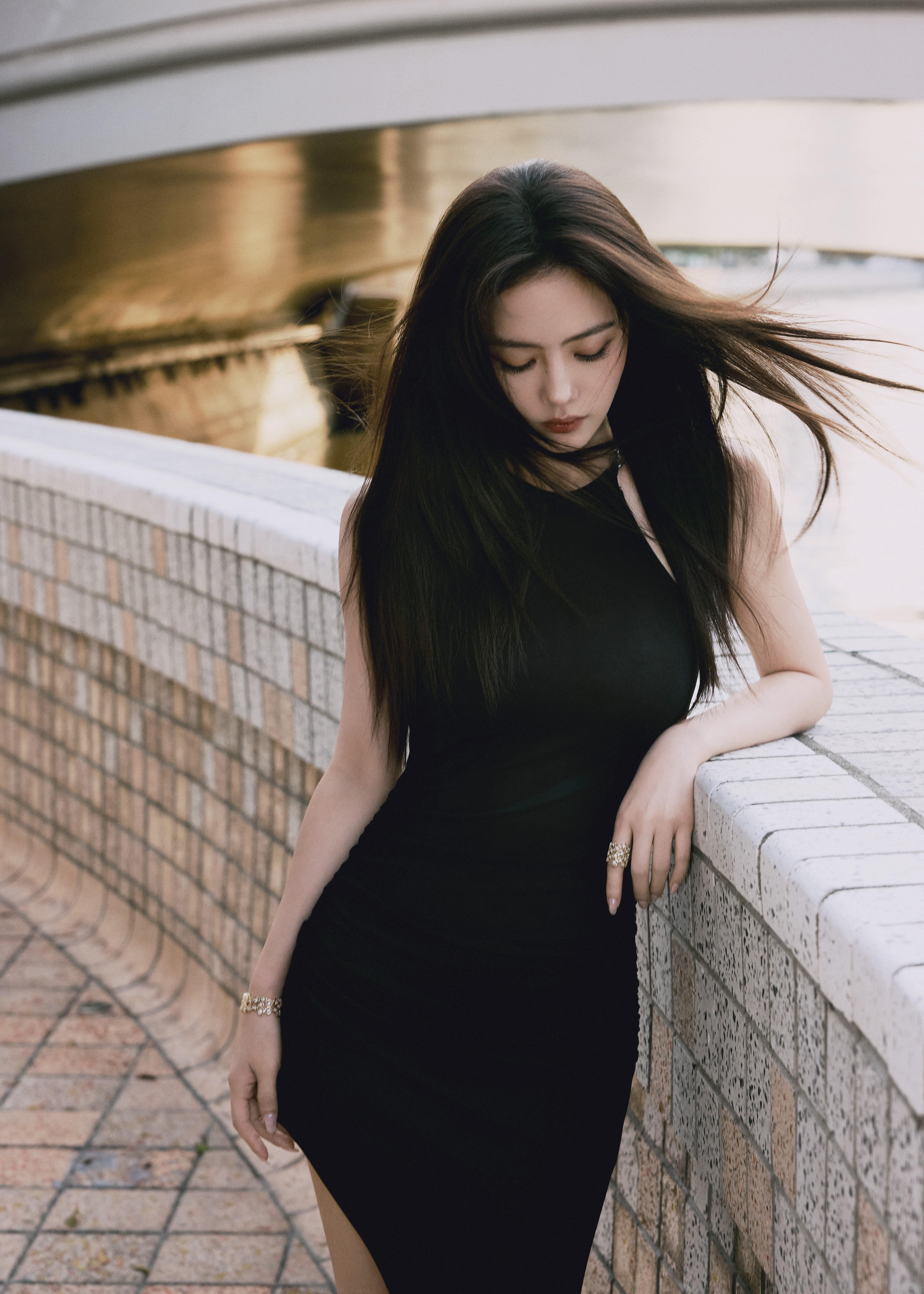 #蔡文静[超话]# ▪️#小蔡一碟# 
退却繁复，气场即是表达。今天的精致到“发梢”[酷] ​