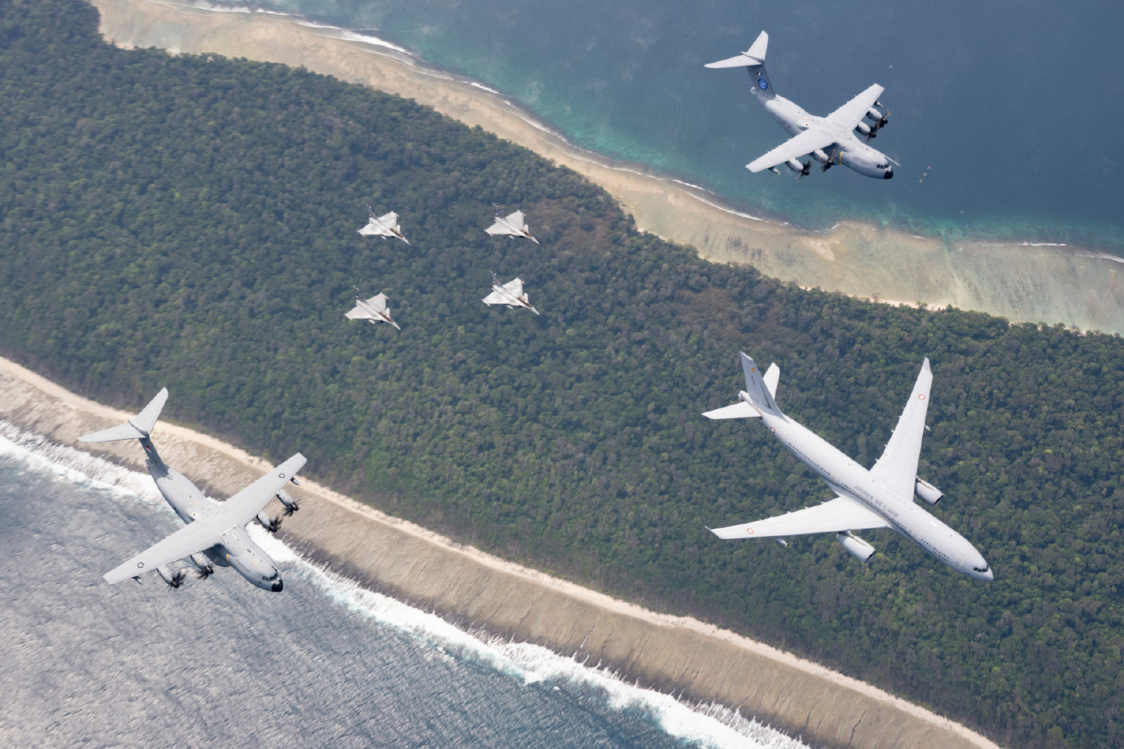 2026年9月22日，法国空天军“飞马座 26”任务，在印尼的哈利姆·佩尔达纳库苏马空军基地，法国与印尼空军编队飞行

图片来源：法国空天军 ​
